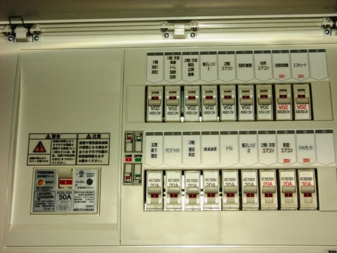 回路も5回路増やし、分電盤も取り替え。電気代もお安くなるので、2Fのお部屋にエアコンも新設いただきました。