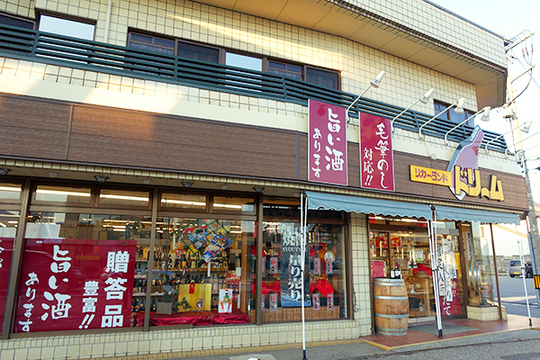 お店の外観。ダウンライトもLEDに。