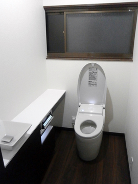 TOTOのネオレストと一緒に手洗い場も設けることで、使いやすく清潔なトイレになりました。