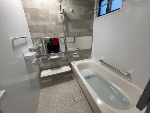 TOTOのサザナシリーズです。0.75坪から1坪へお風呂の広さを変えたので、浴槽で足をゆったり伸ばせます。