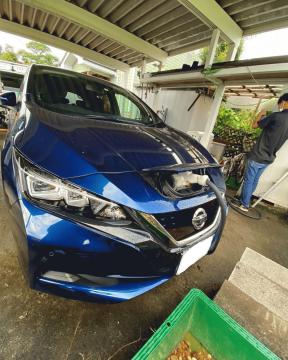 日産リーフのコンセントの挿し口は車の正面にあります。この場所はメーカーによって異なります。