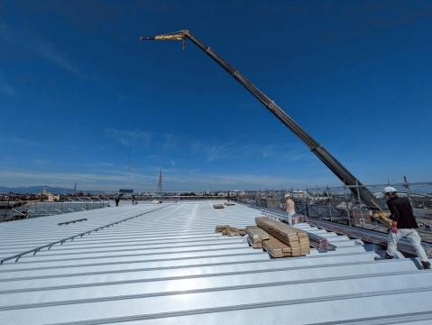 パワーコンディショナーや制御機器などはクレーンで荷揚げしました。