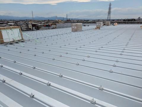 パネルを設置するための架台金具を取り付けました。