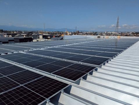 今回のパネルはネクストエナジー社製　公称最大455W　モジュール変換効率22.7％　総数475枚を設置しました！壮観ですね ^^) 