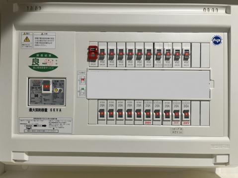 左の漏電ブレーカーを30A→50Aに交換し、契約容量は6kVA→10kVAになりました！