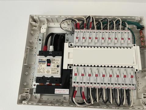 工事後　分電盤のカバーを取り外すと中はこのようになっています。
