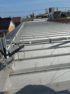 倒れて撤去したアンテナです。支線で落ちないようにしてありますが、条件によっては屋根瓦が破損したり、アンテナの一部が落下する可能性も考えられます。