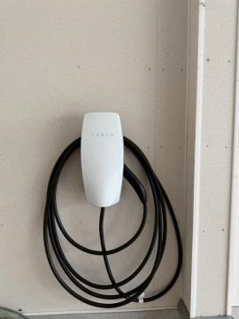 ウォールコネクターを設置しました。テスラ車を充電するにはこれが不可欠です。