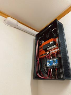 室内にはバックアップケートウェイを設置しました。ここで充放電管理、計測、そしてモニタリング機能を担います。電力網への接続を管理し、停電時には接続を安全に切断してバックアップ運転を開始します。